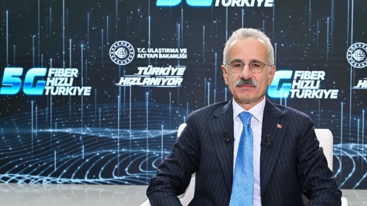 Ulaştırma ve Altyapı Bakanı Abdulkadir Uraloğlu basın açıklaması yaparken