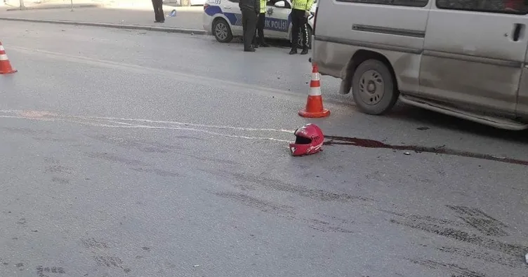 Minibüsle çarpışan genç kurye öldü