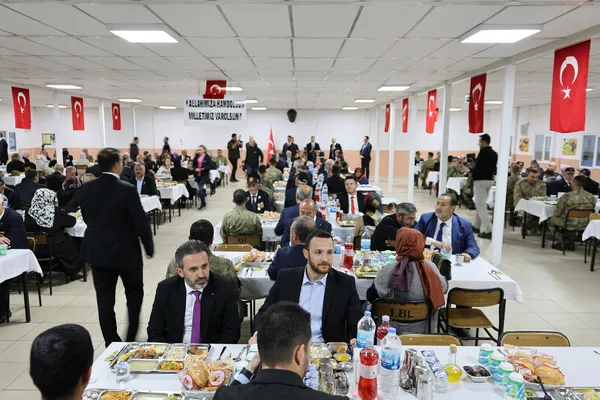 bakan-guler-iftarda-sehit-aileleri-gaziler-ve-mehmetcikle-bulustu-1711097861586.jpg