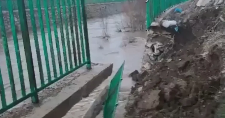 Yüksekova’da sağanak yağış nedeniyle istinat duvarı çöktü