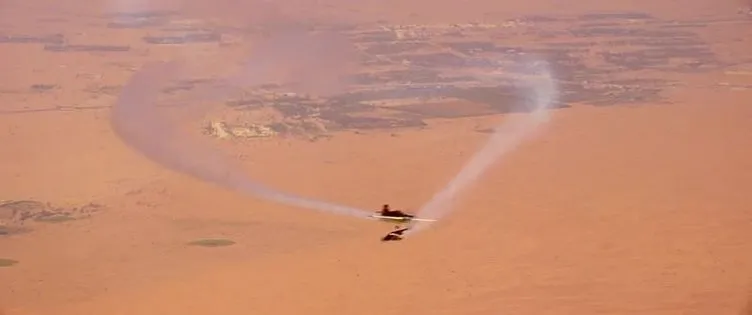 ’Jetman’ Dubai semalarında akrobasi uçağıyla birlikte uçtu