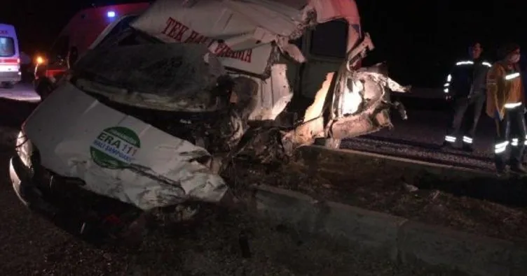 Kırşehir’de feci kaza! TIR ile minibüs kafa kafaya çarpıştı: 1 ölü, 1 yaralı