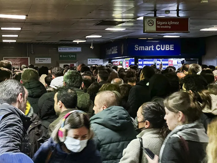 SON DAKİKA | İstanbul’da kar yağışı sonrası hayat durdu! Trafik felç, metro ve metrobüs duraklarında izdiham