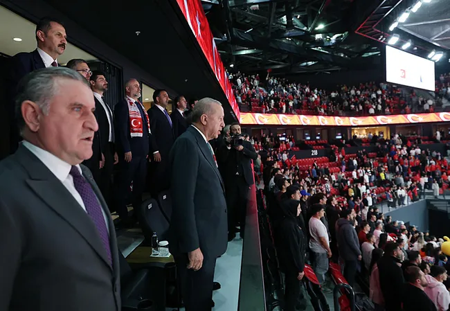 baskan-erdogan-a-milli-basketbol-takimini-yalniz-birakmadi-karsilasmayi-tribunden-takip-etti-1764277647826.jpeg Başkan Erdoğan, A Milli Erkek Basketbol Takımı'nı tebrik etti! Karşılaşmayı tribünden takip etti