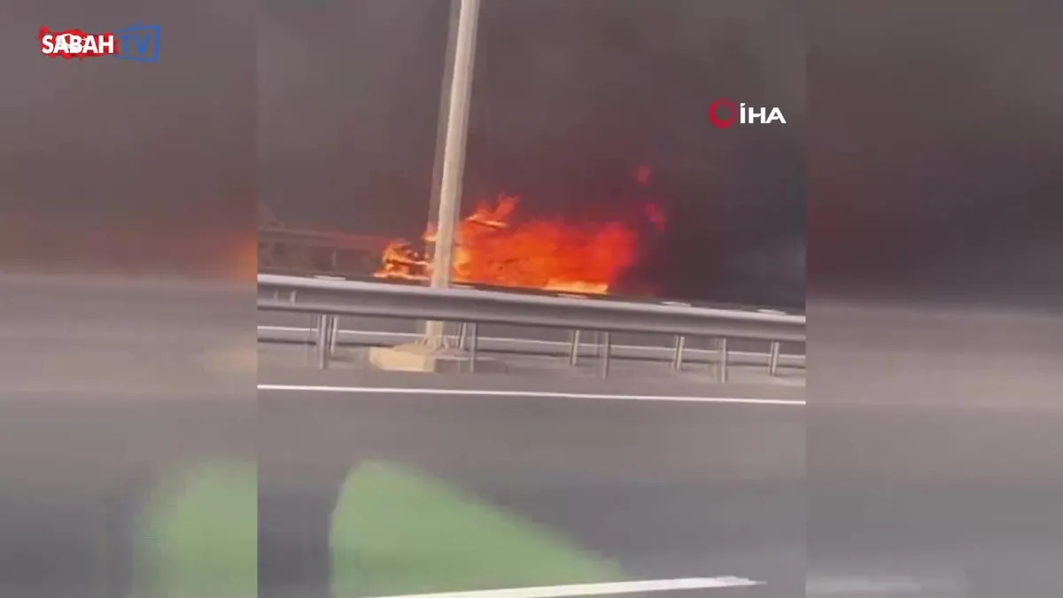 İstanbul Havalimanı yolunda otomobil alev alev yandı | Video videosunu izle İstanbul Havalimanı yolunda otomobil alev alev yandı | Video videosunu izle