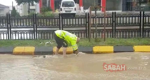 Gök gürültülü sağanak Trabzon'da etkili oldu
