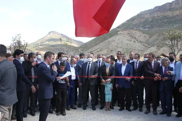 Elazığ’da belde belediyesi vatandaşlar için Millet Bahçesi yaptı, iki vali açılışa katıldı