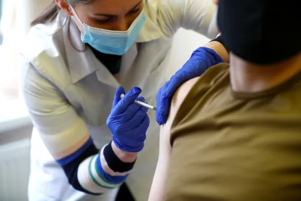 ingilterede-astrazeneca-krizi-o-yas-grubuna-uygulanmayacak-1620385020757.jpg Yan etkileri nedeniyle tartışma konusu olan AstraZeneca 18-40 yaş aralığında uygulanmayacak - 1