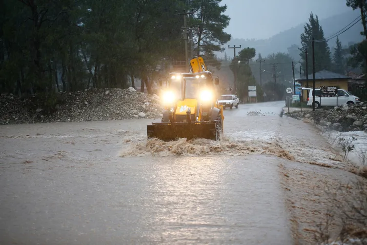 SON DAKİKA || Meteoroloji uyarmıştı: Antalya’dan korkunç görüntüler geliyor: Eve yıldırım düştü zannettik!