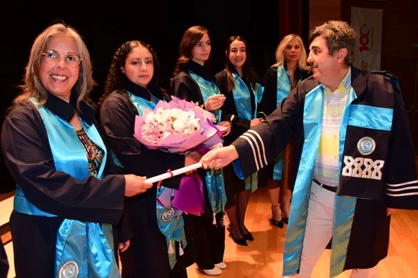 evin-tek-diplomasiziydi-simdi-azmiyle-ezber-bozuyor-52-yasinda-mezuniyet-gururu-evdeki-saksilardan-universite-1782382550390.jpg