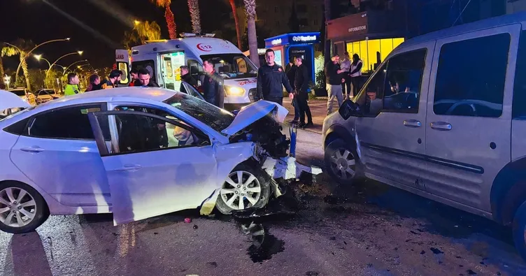 Alanya’da 2 otomobil çarpıştı! 3 yaralı