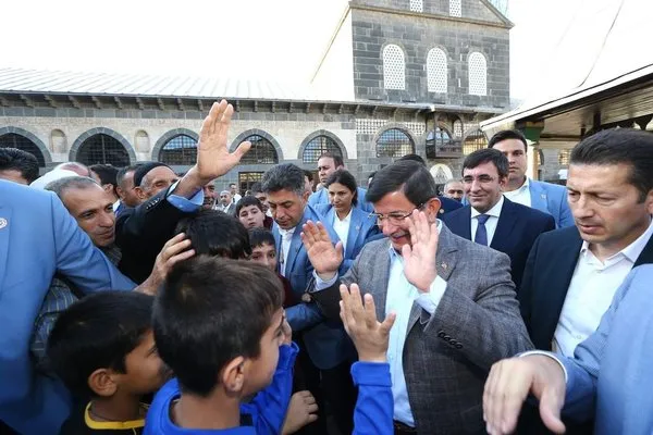 Davutoğlu'nun Yüksekova'da bayramlaşma töreni
