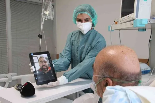 ÖZEL Covid-19 yoğun bakımında ailelerini göremeyen hastalar, aldıkları video mesajlar ile moral buluyor