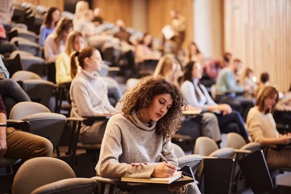 universite-tercihi-yapanlar-dikkat-sadece-ders-calisarak-mezun-olmayin-cvnizi-zirveye-tasiyacak-hamle-1785484914968.jpg