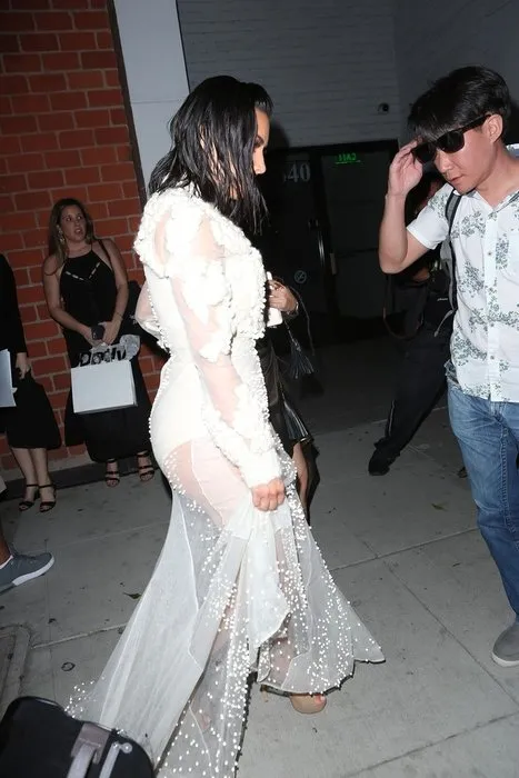 Kim Kardashian katıldığı davette hayranının tacizine uğradı
