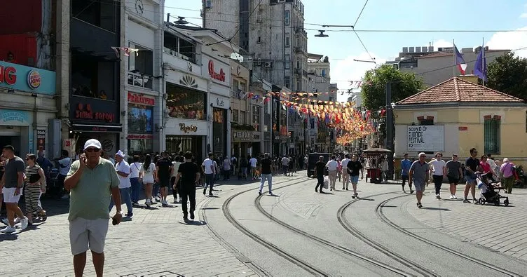 Ünlü fast food zincirinin Taksim şubesi çalışanlarından müşteriye meydan dayağı... Çocukların korku çığlığı caddede yankılandı