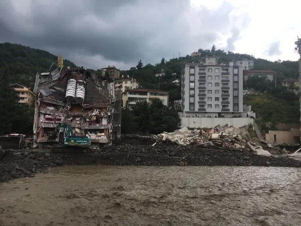 İş makineleri AFAD için Ezine Çayı’nın akış yönünü değiştiriyor