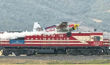 Sınırları zorladı trenin üstüne indi