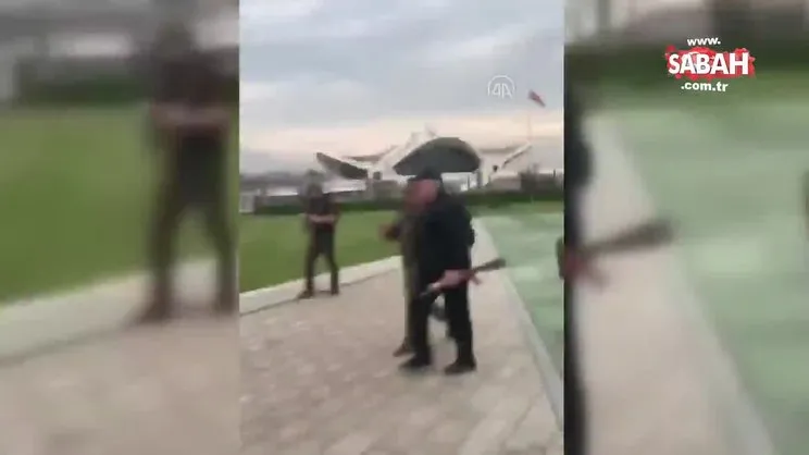 Devlet başkanı Lukaşenko, elinde otomatik silah ile saraya geldi | Video