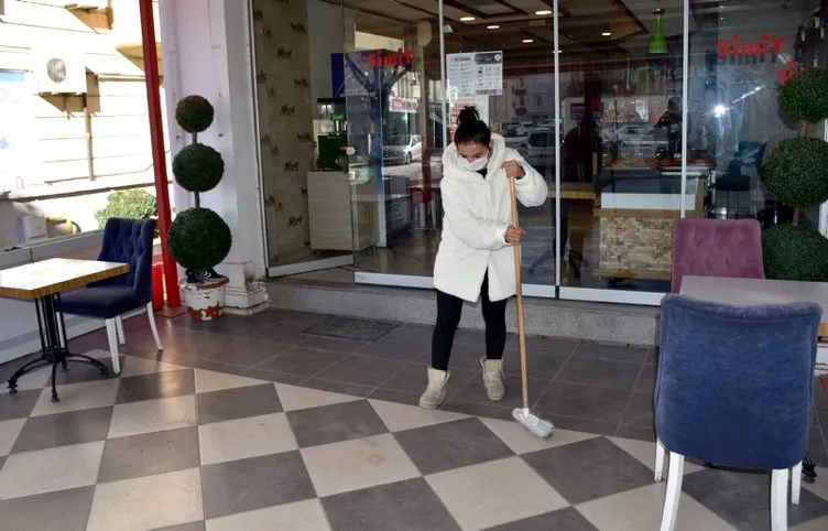 Kadın simitçi, iş yerinin önünde sopalı saldırıya uğradı