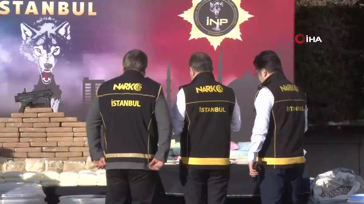 İstanbul’da ele geçirilen 1 ton 144 kilo uyuşturucu emniyet müdürlüğünde sergilendi videosunu izle İstanbul’da ele geçirilen 1 ton 144 kilo uyuşturucu emniyet müdürlüğünde sergilendi videosunu izle