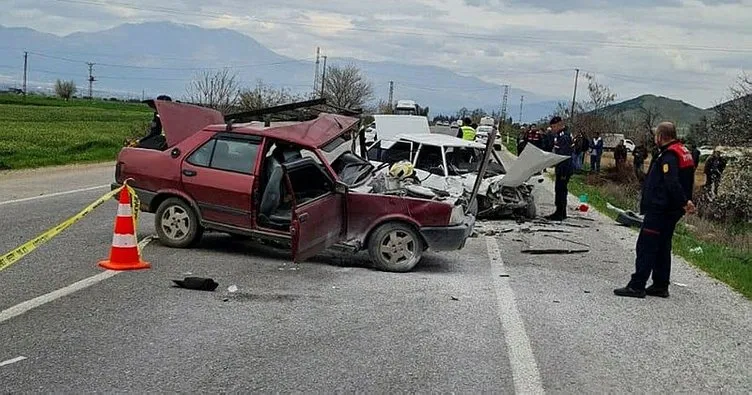 İzmir’de iki otomobil çarpıştı: 2 ölü, 1 yaralı