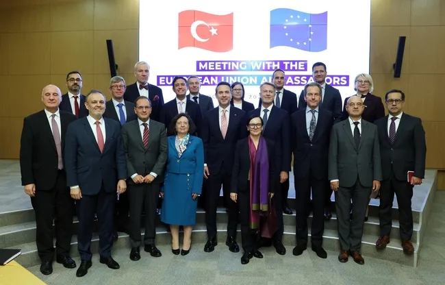 bakan-bayraktardan-ab-ile-is-birligi-mesaji-ortak-adimlar-atmaya-devam-edecegiz-1792509255829.jpg