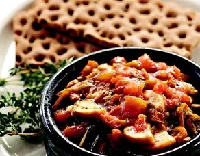 Güveçte Akdeniz Usulü Soslu Patlıcan