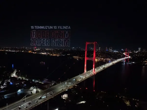15-temmuz-sehitler-koprusunde-drone-gosterisi-kahraman-sehitler-galata-ve-kiz-kulelerine-yansitildi-1784145856248.jpg