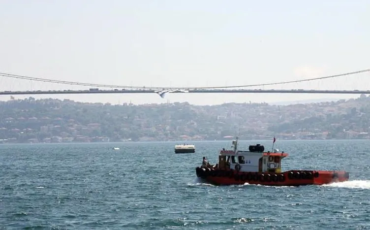 Köprüye dev Beşiktaş bayrağı