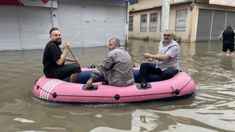 Son dakika! Samsun selle boğuşuyor! İnanılmaz görüntüler: İşe sandalla gittiler... Okullar tatil!