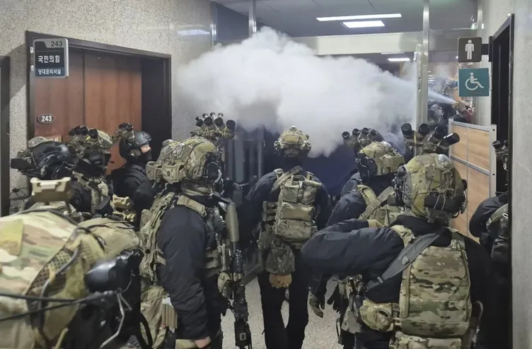 Güney Kore’de siyasi kriz: Askerler parlamentoyu bastı! Devlet Başkanı’nın istifası isteniyor