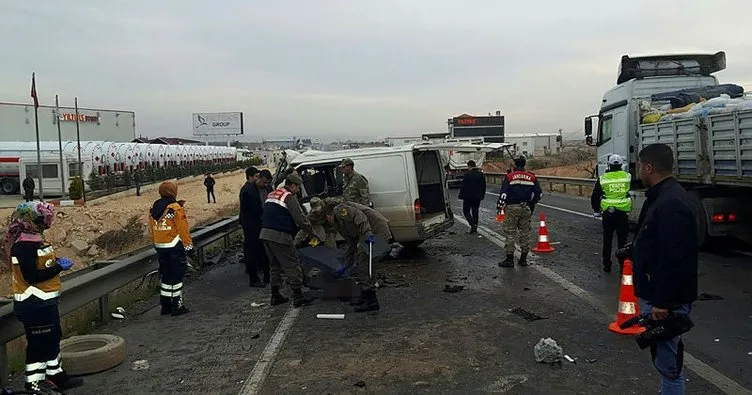 Gaziantep’te kamyonet ile minibüs çarpıştı: 5 ölü, 3 yaralı