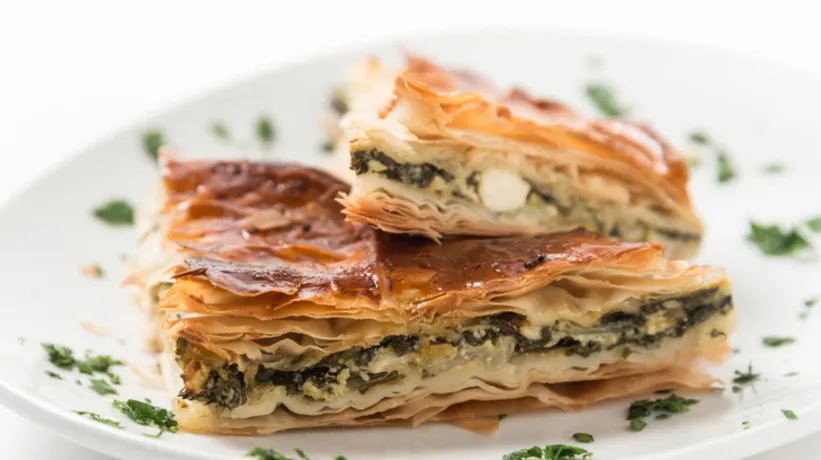 Fırından çıktığı gibi bitiyor: Tam kıvamında ıspanaklı börek tarifi