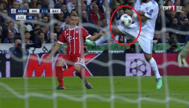 Cüneyt Çakır Real Madrid - Bayern Münih maçına damga vuran isim oldu