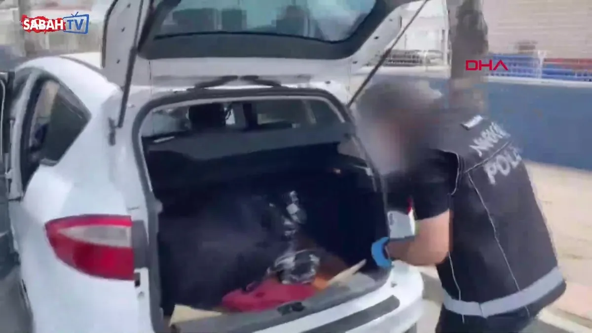 Takibe alınan otomobilden 23 kilo 984 gram esrar ele geçirildi | Video videosunu izle Takibe alınan otomobilden 23 kilo 984 gram esrar ele geçirildi | Video videosunu izle