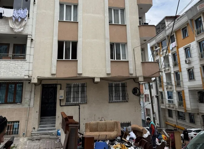 istanbul-esenyurtta-evden-cikarmak-istedigi-kiracisinin-esyalarini-sokaga-atti-1774784062077.jpg