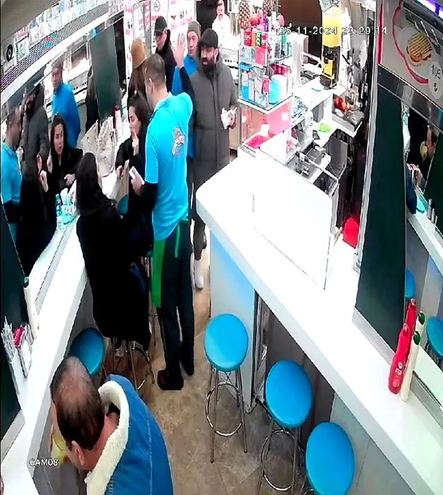 Yemeğimden saç çıktı dedi, hesabı ödemek istemedi: Gerçek kamera görüntülerini izleyince ortaya çıktı!