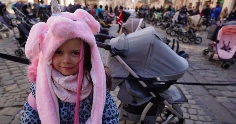 Ölen 109 çocuk için Lviv’e 109 boş bebek arabası bırakıldı