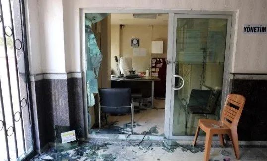 Her şey rezidanstaki elektrik kesintisiyle başladı: Genç sevgililer yöneticinin odasına patlayıcı attı!