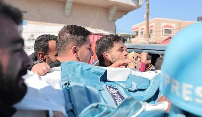 Siyonist İsrail yine basını hedef aldı: 1 gazeteci hayatını kaybetti