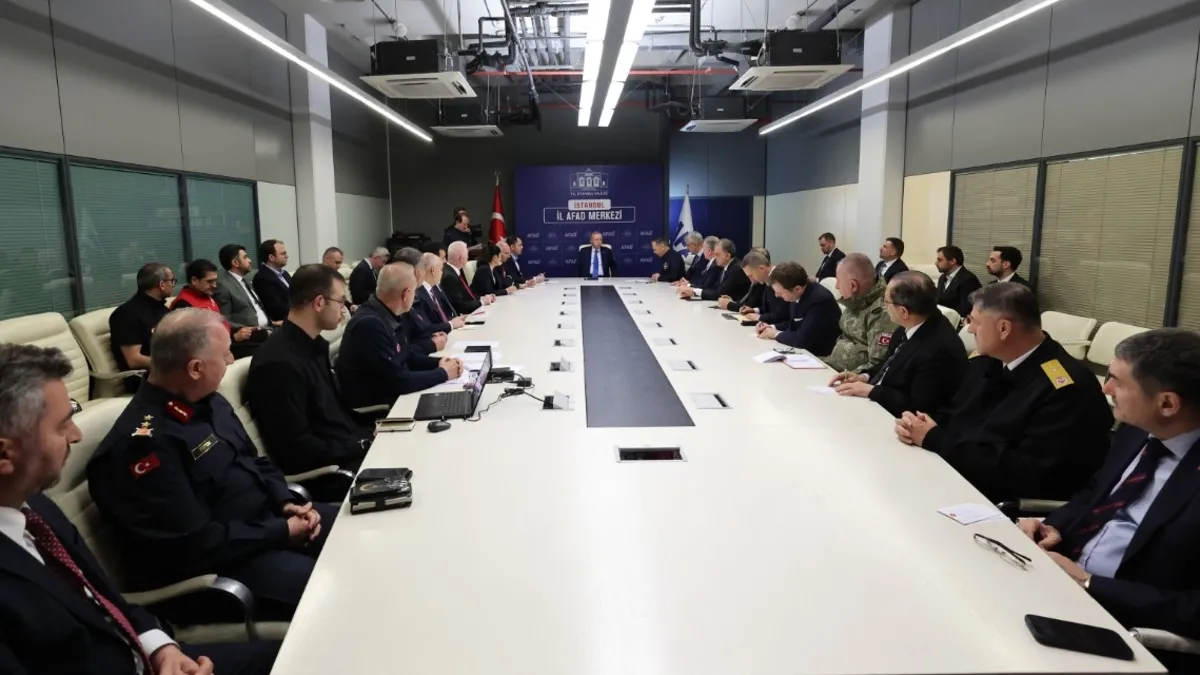 Başkan Erdoğan AFAD’daki kriz merkezinde brifing aldı: Devletin tüm birimleri teyakkuz halinde Başkan Erdoğan AFAD’daki kriz merkezinde brifing aldı: Devletin tüm birimleri teyakkuz halinde