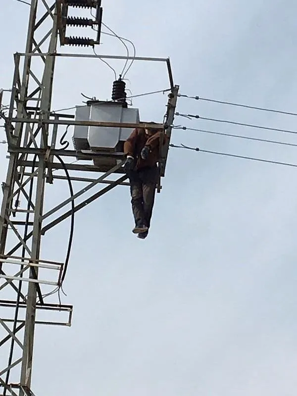 Elektrik direğinde feci ölüm
