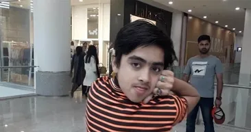 Kafasını terse döndürebiliyor!