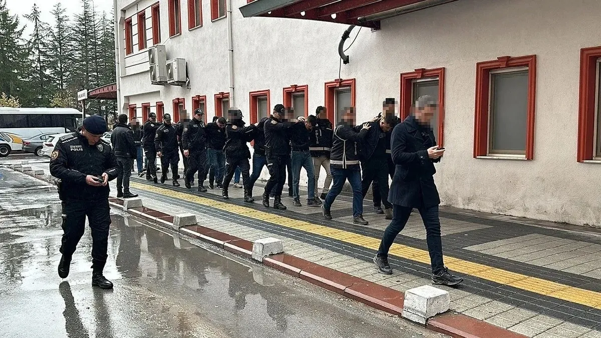 Daltonlar ve Barış Boyun çetesine operasyon! 14 şüpheli gözaltında Daltonlar ve Barış Boyun çetesine operasyon! 14 şüpheli gözaltında