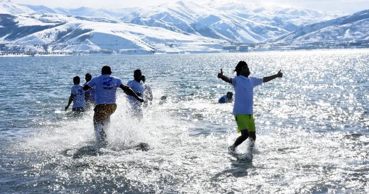 Tatvan’da eksi 8 derecede göle girdiler
