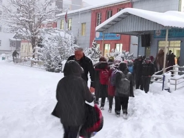 Son dakika: Yılın ilk kar tatili haberi geldi! İki ilde eğitime ara verildi, birçok yerleşim birimi yolu ulaşıma kapandı