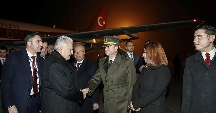 Başbakan Yıldırım Aliyev Abidesi’ne çelenk bıraktı