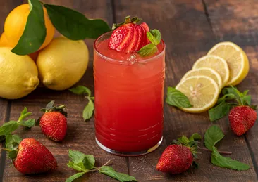 Sadece 4 malzemeyle hazırlanıyor! Pratik çilekli limonata tarifi