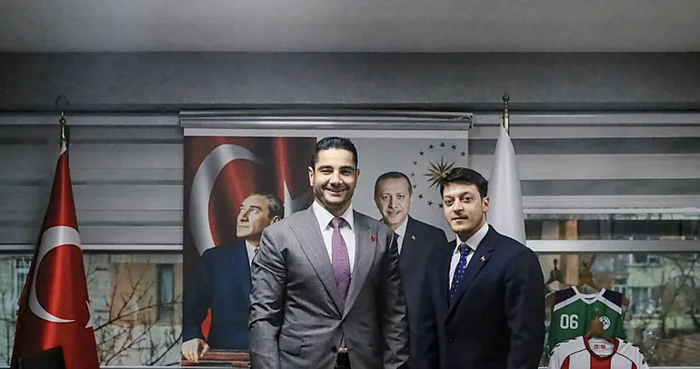 Mesut Özil’den Taha Akgül’e ziyaret!